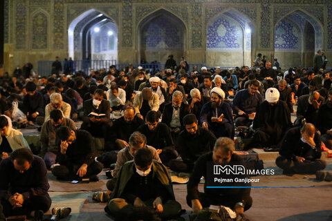 Iranians keep vigil during Laylat Al Qadr