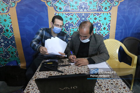 میز خدمت شهرداری اصفهان به مصلای نماز جمعه رهنان می‌آید