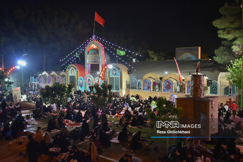 مراسم شب قدر در گلستان شهدای نجف آباد