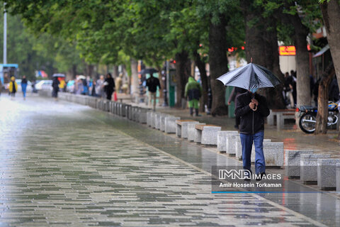 بارش‌های رگباری و طوفان لحظه‌ای تا پایان هفته مهمان اصفهان است / کاهش ۷ درجه‌ای دمای هوا