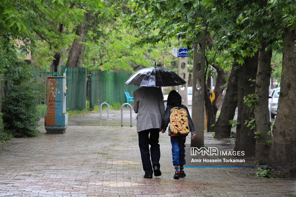 رگبار باران بهاری همراه با وزش باد شدید و گردوخاک اصفهان را فرا می‌گیرد