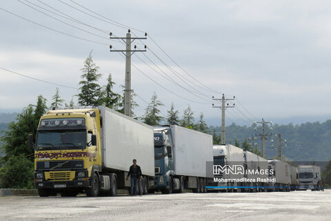 صف طولانی کامیون های ترانزیت در مرز آستارا