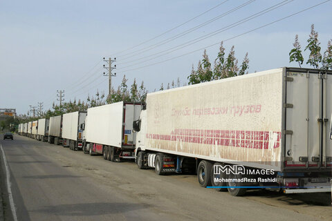 صف طولانی کامیون های ترانزیت در مرز آستارا