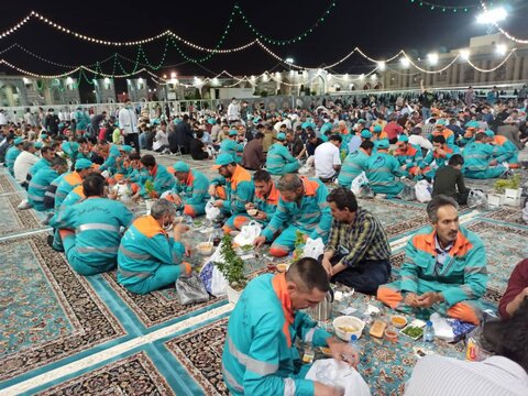 بیش از ۱۳۰۰ نفر از پاکبانان مشهدی میهمان سفره افطار امام مهربانی‌ها