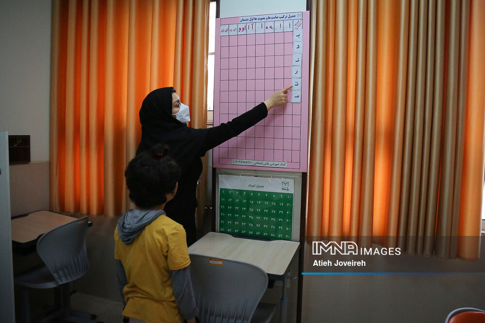 جامعه اسلامی برای تقویت جایگاه معلمان گام بردارد