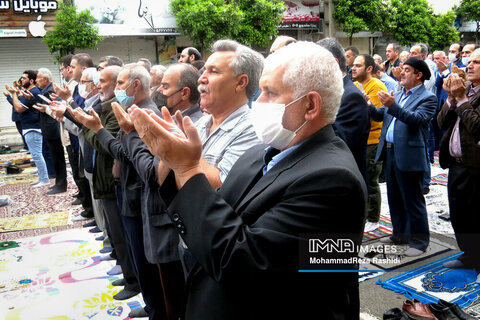 استقرار آتش‌نشان در خیابان‌های منتهی به حرم رضوی هم‌زمان با برگزاری نماز عید سعید فطر