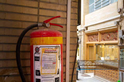 کپسول های آتشنشانی که به علت شارژ نشدن فاقد کارایی لازم در مواقع خطر هستند