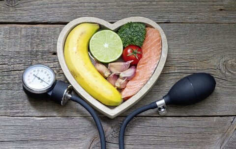 چه غذاهایی به کاهش فشار خون کمک می‌کند؟