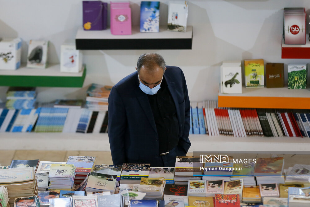 رئیس سازمان انرژی اتمی از نمایشگاه کتاب بازدید کرد