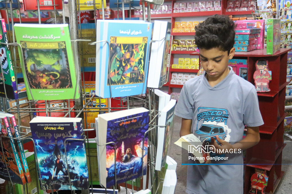 حضور کودکان و نوجوانان در سی و سومین نمایشگاه کتاب تهران