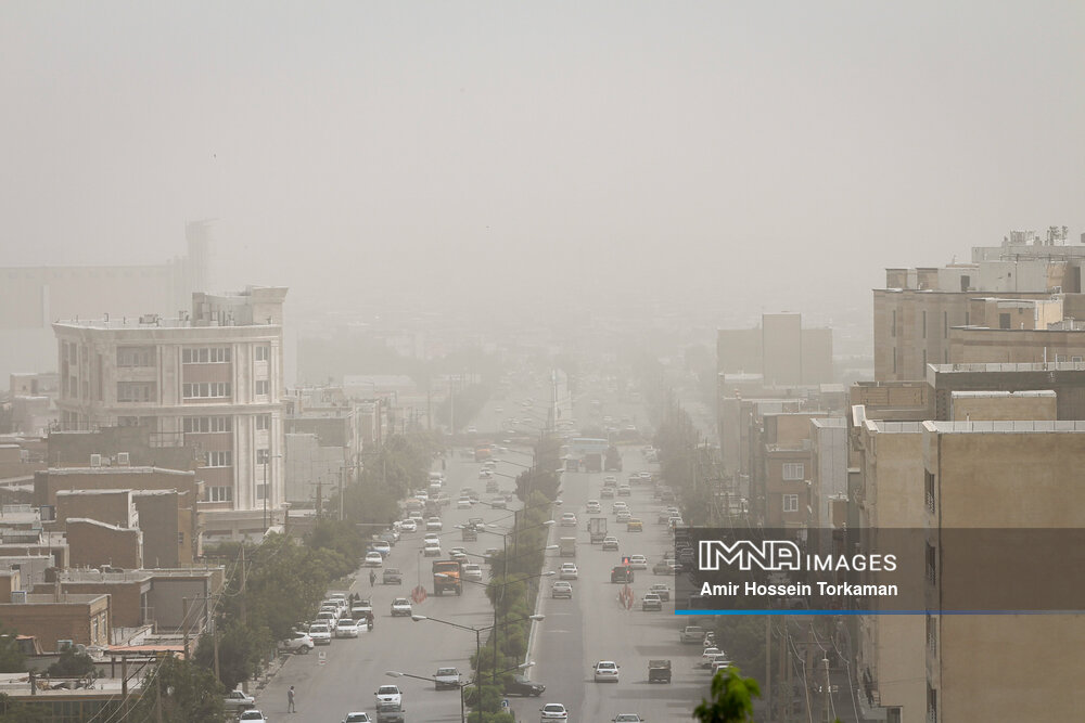 غبار محلی در مناطق مرکزی و صنعتی اصفهان/دمای هوا بدون تغییر محسوس
