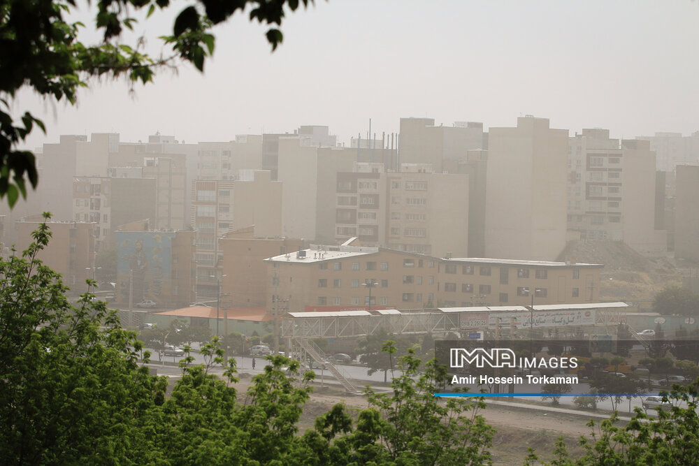 اصفهان در انتظار تندباد لحظه‌ای و گردوخاک/ کاهش ۶ تا ۸ درجه‌ای دمای هوا