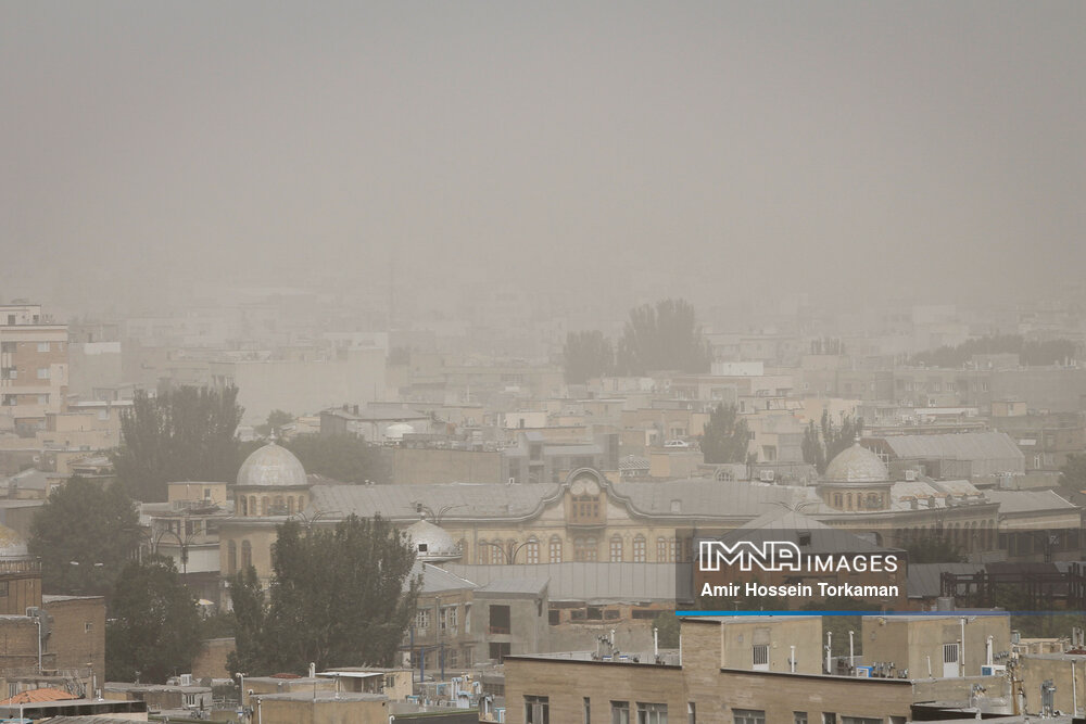 خیزش گردوخاک در مناطق جنوب‌شرقی استان اصفهان/دمای هوا بدن تغییر