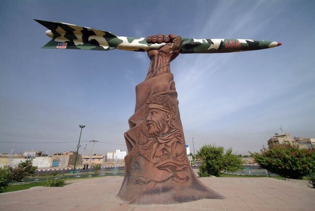 شهر ۱۰۰۰ موشک، سمبل استقامت ایرانیان