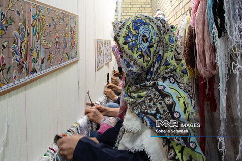 هنر دست بانوان شیرازی بر دار قالی