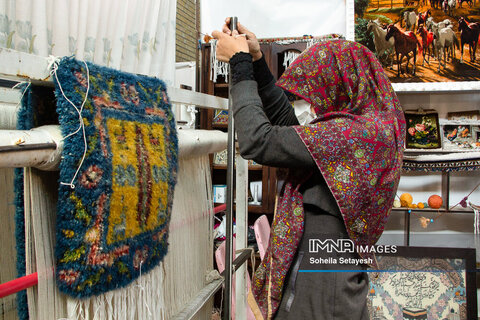 هنر دست بانوان شیرازی بر دار قالی