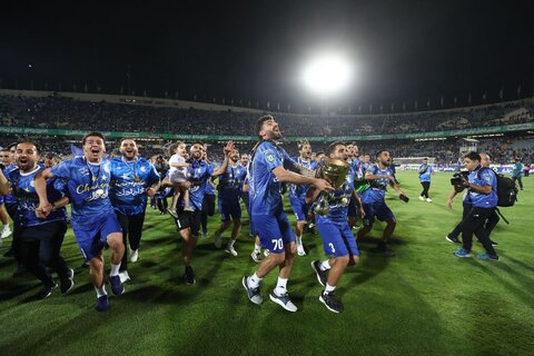 لحظه بالا بردن جام‌قهرمانی استقلال توسط کاپیتان غفوری+فیلم