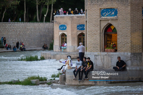 Zayanderud enlivened Isfahan