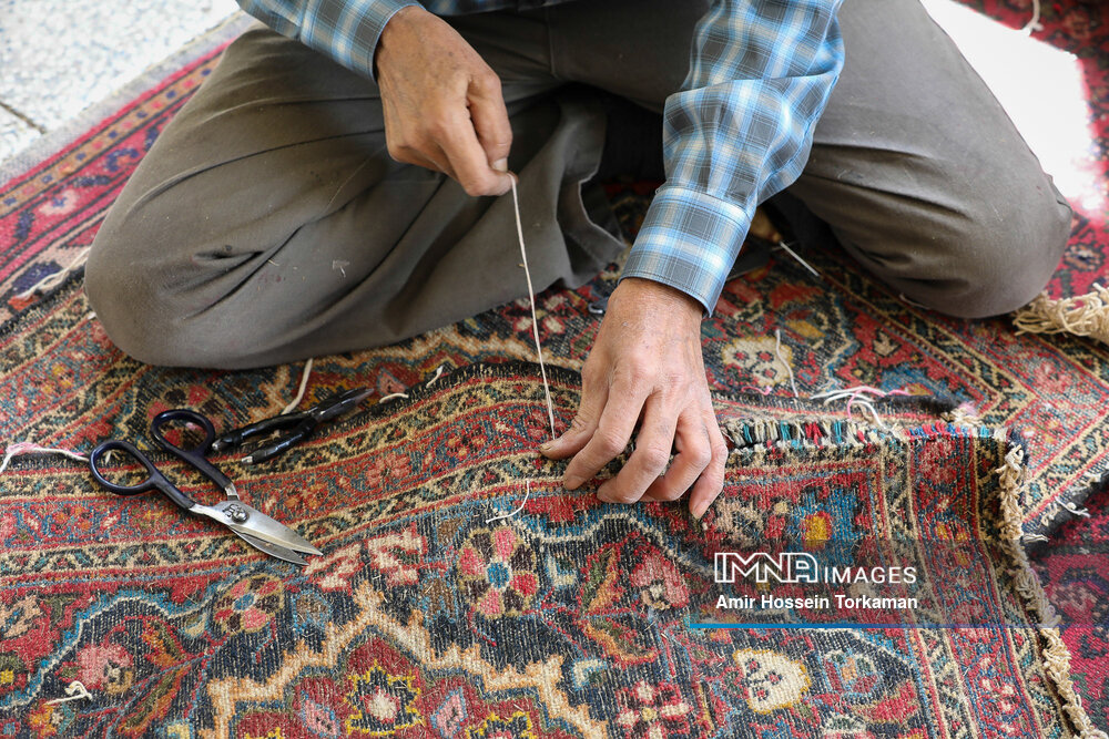 Iran to keep supporting hand-woven carpet industry