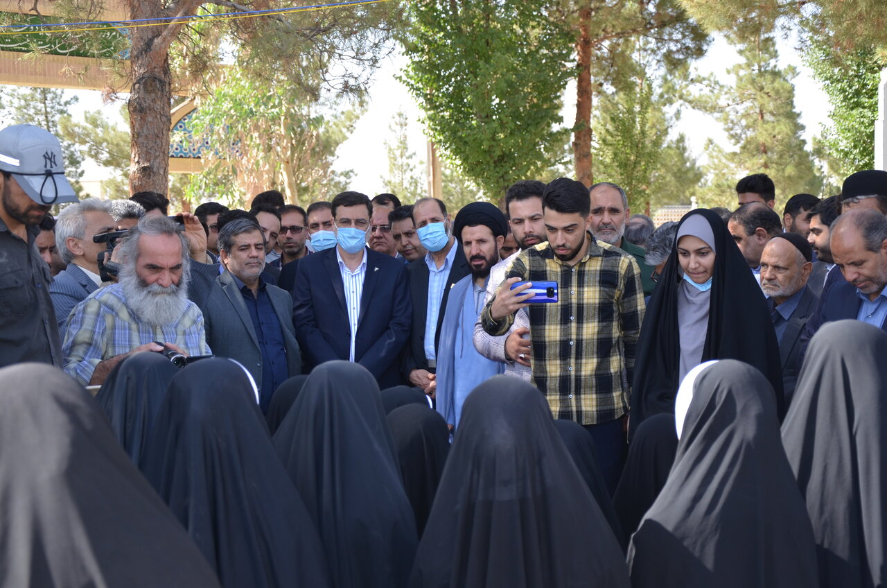 گزارش ایمنا از حضور رئیس بنیاد شهید و امور ایثارگران در نصف‌جهان