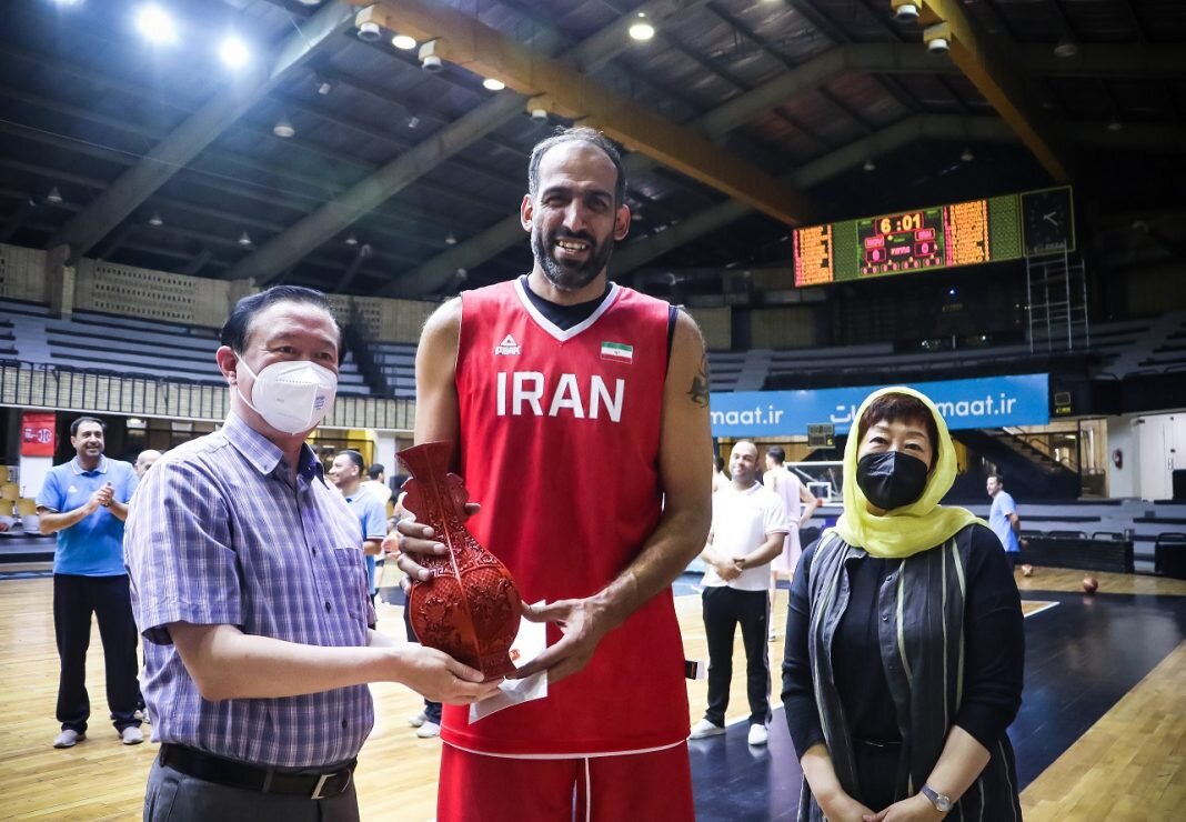 دیدار سفیر چین با رئیس فدراسیون بسکتبال ایران/حامد حدادی هدیه ازدواج دریافت کرد