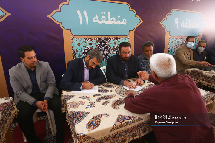 میز خدمت شهرداری و شورای شهر اصفهان در نماز جمعه رهنان