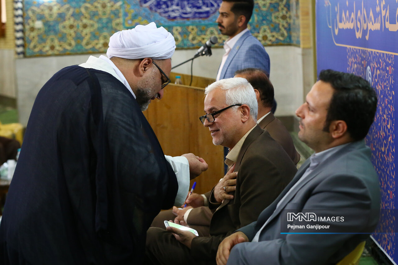نشست هم اندیشی با روحانیون، موثرین و معتمدین محله های منطقه ۴ شهرداری اصفهان