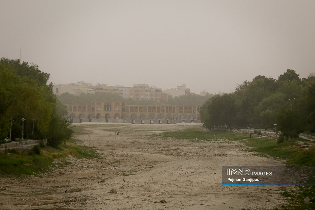 هوای اصفهان آلوده است/۱۴ ایستگاه کیفی هوا خاموش