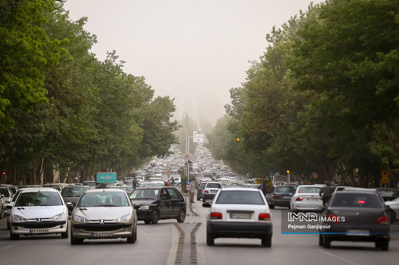 تداوم هوای ناسالم در اصفهان/تمام ایستگاه‌ها در وضعیت قرمز و بنفش