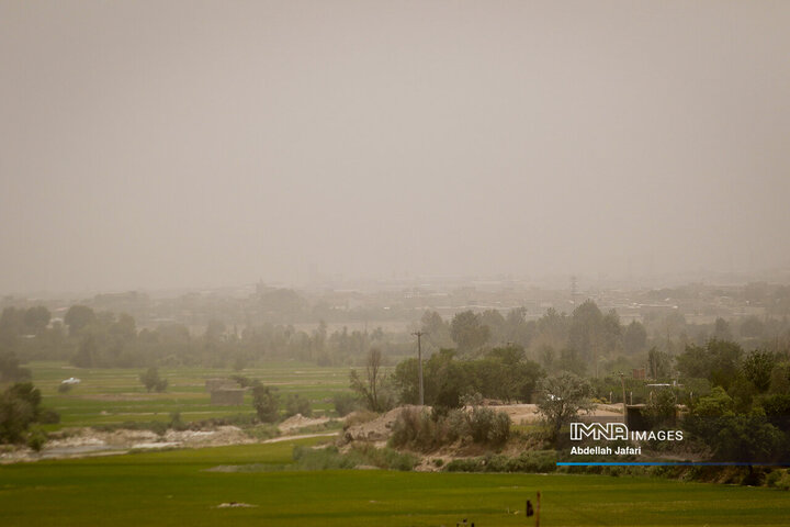 Isfahan engulfed in thick layers of dust