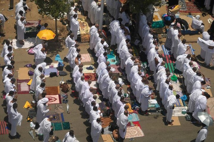 Muslim pilgrims converge on Mount Arafat