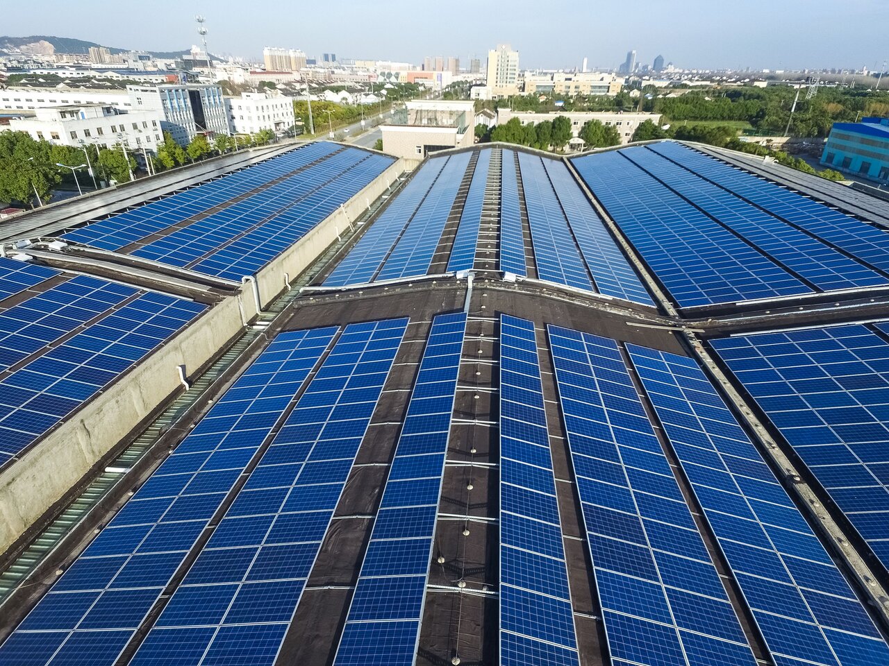 ساختمان‌‎‌های نمادین شهر فرانسوی خورشیدی می‌شود