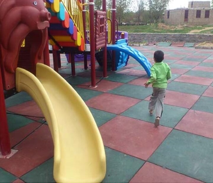 نصب کف‌پوش و وسایل بازی کودکان در پارک‌های اراک