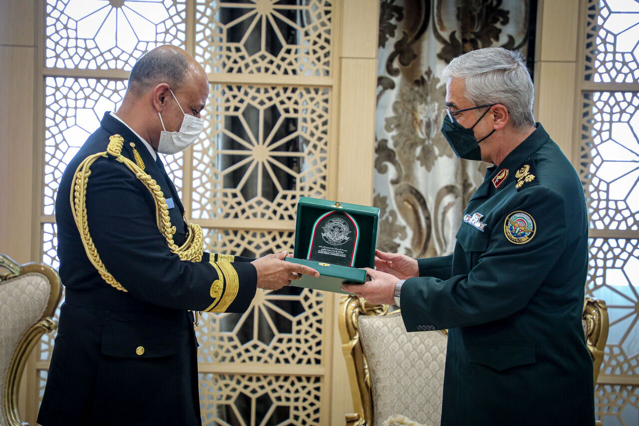 فرمانده نیروی دریایی عمان با سرلشکر باقری دیدار کرد