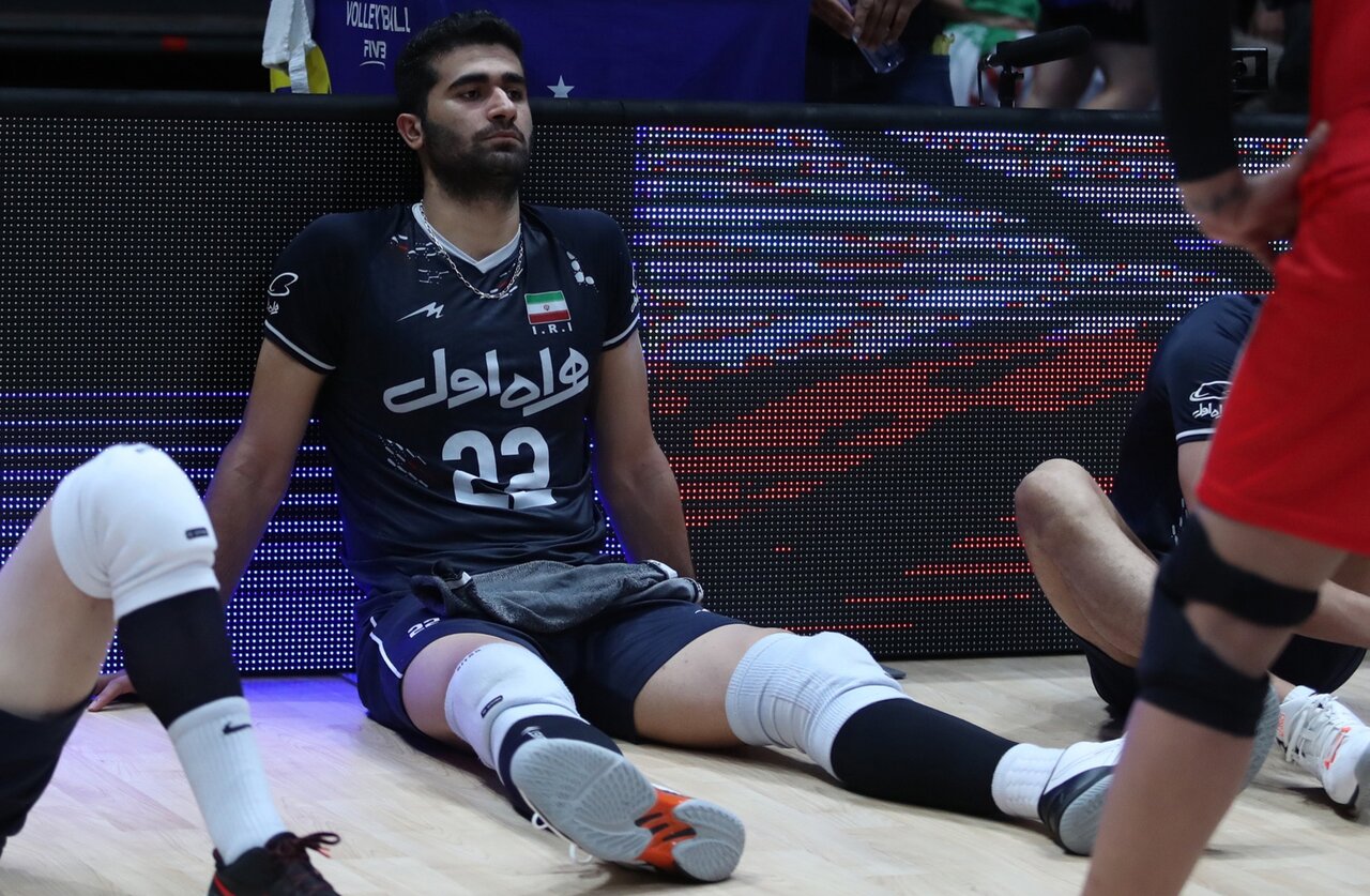 ملی‌پوش والیبال ایران پس از شکست مقابل لهستان از حال رفت! +فیلم