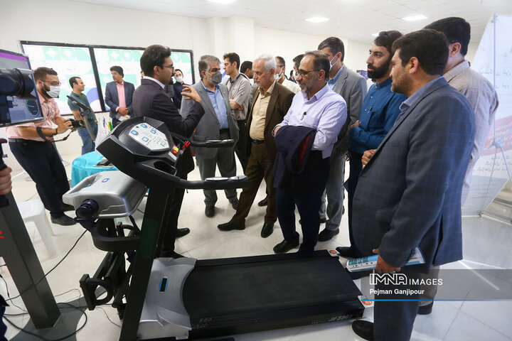 بازدید شهردار اصفهان از نمایشگاه دستاوردهای شرکت های شهرک علمی تحقیقاتی