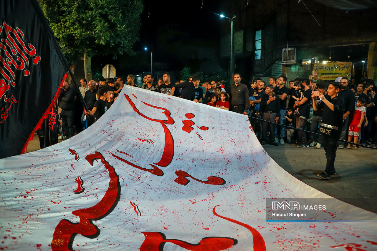 نصب ابرپرچم سرخ حسینی بر بام خمین