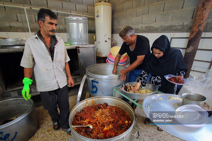 آیین 300 ساله پخت غذای نذری در روستای اراضی