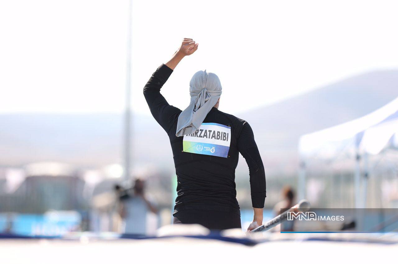 مدال نقره ماده ۸۰۰ متر بر گردن دختر شایسته ایران