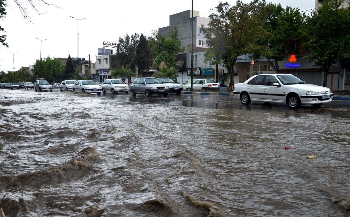 طرح دفع سیلاب از معابر شهر فیروزکوه در دست اجرا است