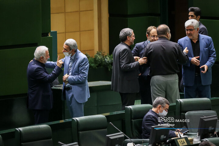 تجلیل از خانواده‌های شهدای امنیت در صحن علنی مجلس