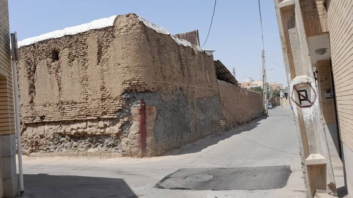 گلایه شهروندان از دیوار ناایمن گاراژ قدیمی مسجد سید+ پاسخ مسئولان