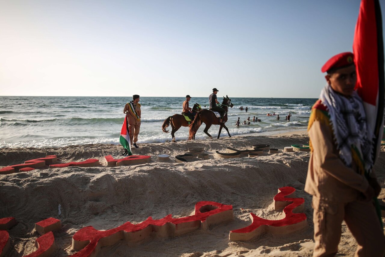 ساحل نوار غزه مزین به عکس شهدا شد