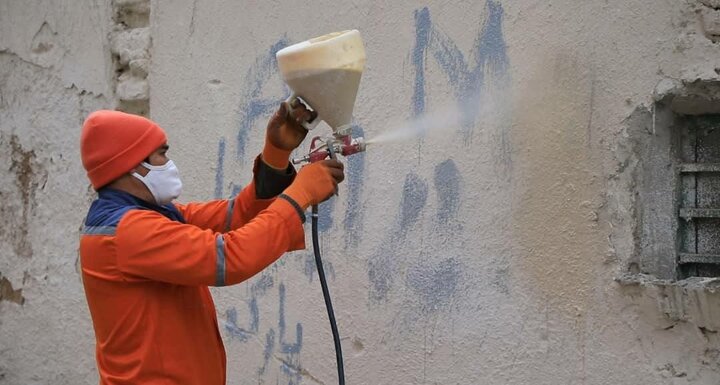 پاکسازی بیش از ۹۰ هزار مترمربع دیوارنویسی در مشهد 