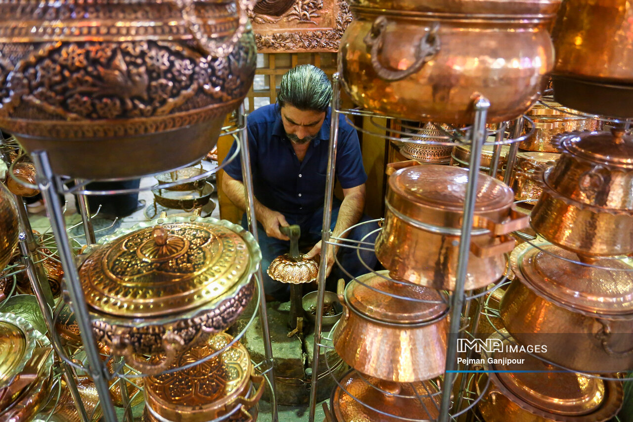 Handicraft sales fall to near zero as currency slides to new low