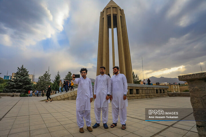 بازدید دانشجویان خارجی از اماکن تاریخی همدان