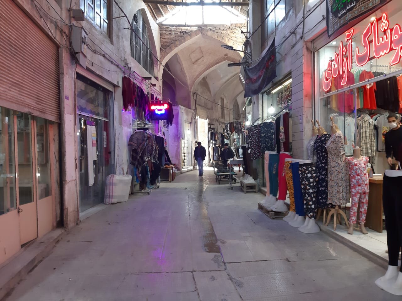 نم‌زدگی بخش‌هایی از بازار اصفهان پس از بارش‌های دو روز اخیر