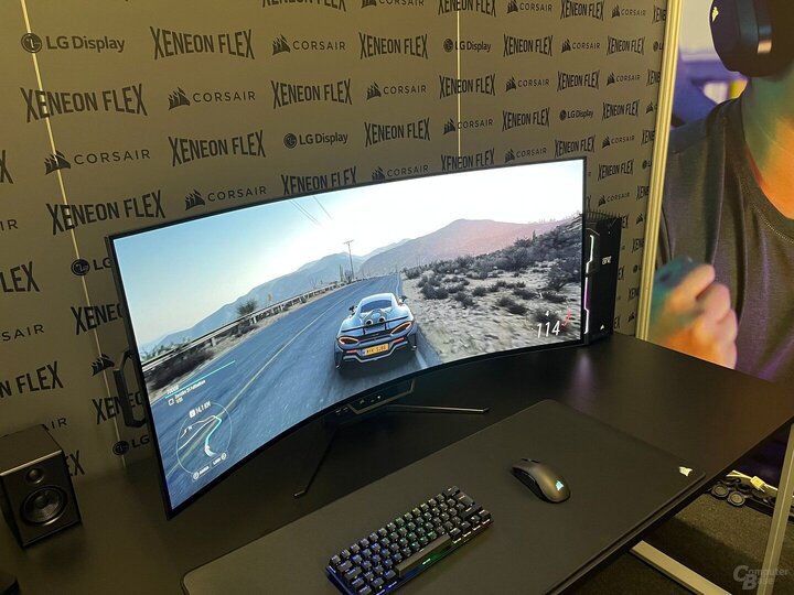 مانیتوری که با فشار دست به نمایشگر خمیده تبدیل می‌‎شود