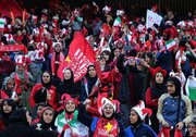 حضور بانوان قرمزپوش اطراف ورزشگاه آزادی و تشویق پرسپولیس+ فیلم