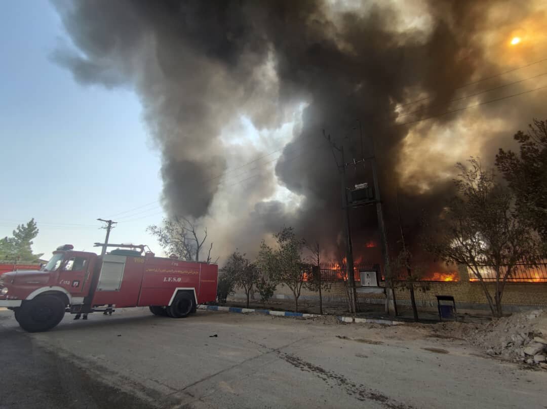 ‌مهار آتش‌سوزی نیمه گسترده در انبار ضایعات کارگاه تولید نمد
